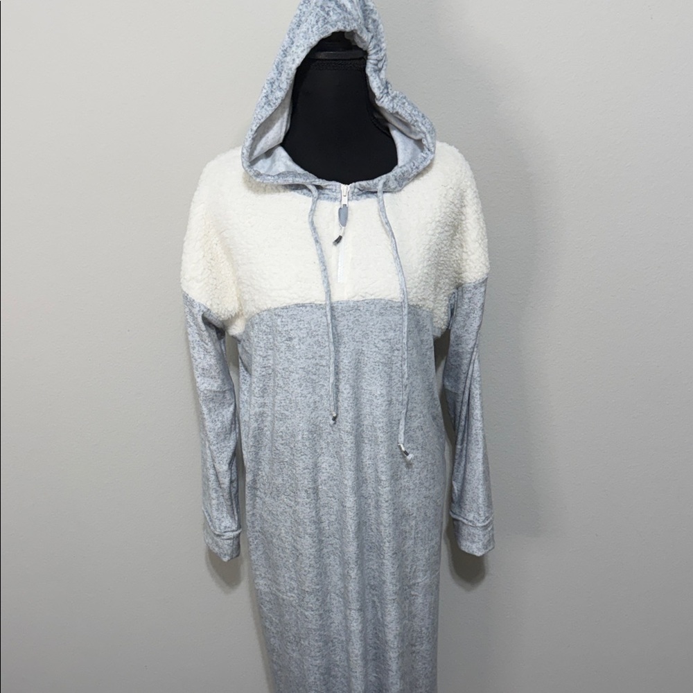 NWT Cuddl Duds Gray and White Hooded Robe